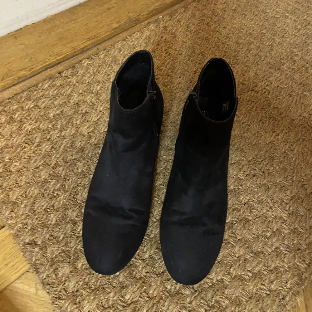 Svarta bekväma klackar från din sko i sammet. . Sparsamt använda. Sköna och bekväma. Skor.