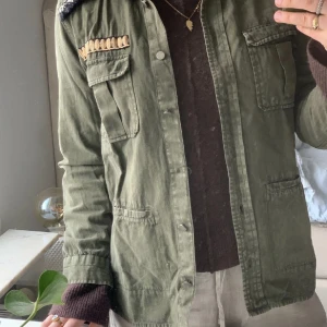 Vårjacka - Super fin grön jacka med detalier 