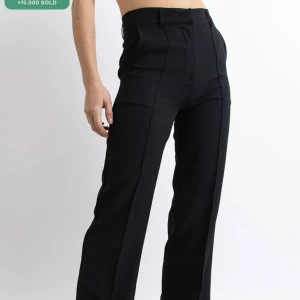 Kostymbyxor - Hej! Säljer dessa super fina kostymbyxor ifrån madlady 💗 De är ganska långa på mig som är 162. Men jag har sytt upp de så de passar en som är 162-165. Men det är lätt att sprätta upp om önskas. Hör av dig vid fler bilder och frågor💗💗