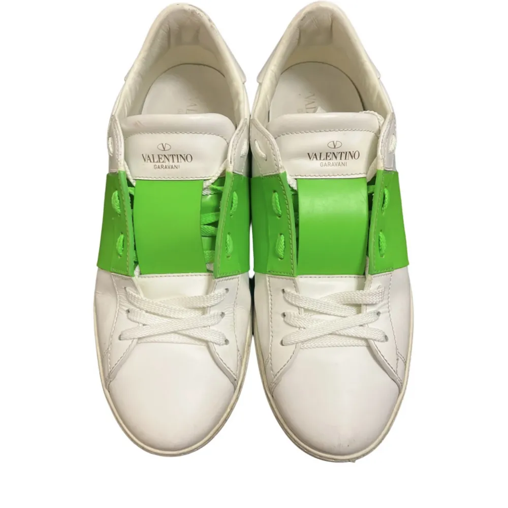 Nästan helt splitternya eftertraktade Valentino open sneaker skor i färgen lime grön! Säljs på grund av fel storlek, sitter lite större i storleken! Skick 9/10 av 10 använda bara ett par gånger. Nypris 6000.  Box, påse, extrasnöre mm följer med! . Skor.