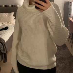 Tröja - Jättemysig stickad tröja med krage. Knappt använd