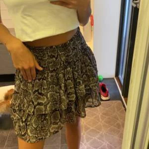 Volangkjol - Volangkjol med skinn mönster som jag inte behöver längre, inte min bild💗