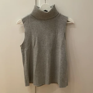 Stickad polotröja  - Stickad polotröja från Zara som använts fåtal gånger och som jag inte har användning för längre💗