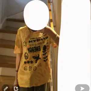 En orange batik t-shirt med tryck för H&M divided. Den är i storlek xs men är liten i storleken. Inga större tecken på användning. Pris kan diskuteras.