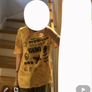 Batik orange t-shirt - En orange batik t-shirt med tryck för H&M divided. Den är i storlek xs men är liten i storleken. Inga större tecken på användning. Pris kan diskuteras.