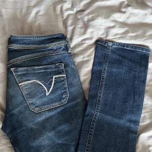 Lågmidjade diesel jeans. Sitter så snyggt i midjan men tyvärr blivit för små😢Passformen är straight. Skriv för intresse eller fler bilder💞