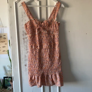 Sött blommklöming  - Klänning ifrån zara men inte kommit till användning!! 