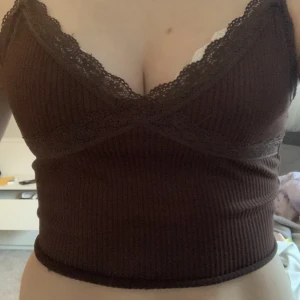 Brun spets topp!💗 - En jättefin brun spets topp köpt för nästan 2 år sen från H&M. Säljer då jag inte använder den längre!💗