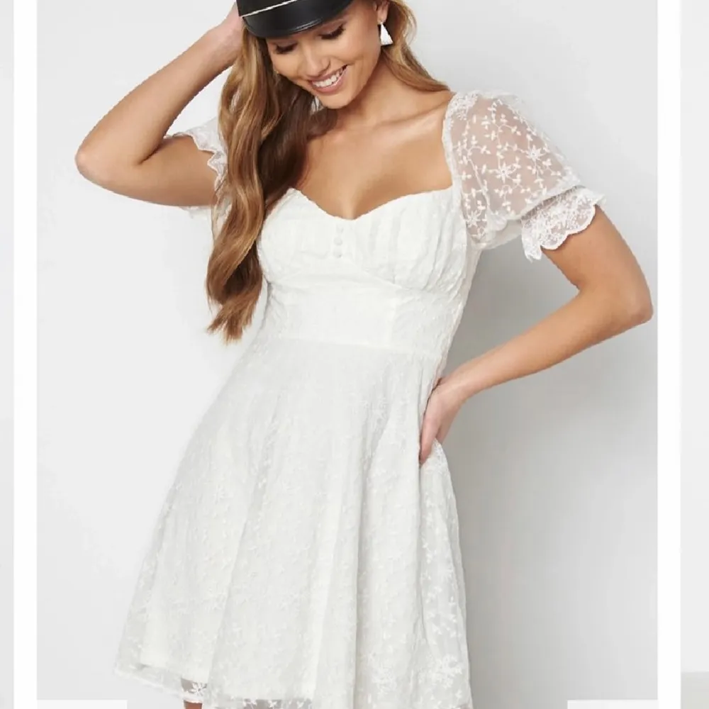 Jag söker denna klänning i storlek 34. Skriv gärna till mig om du funderar på att sälja den😊. Klänningar.