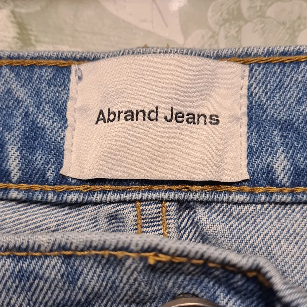 Riktigt snygga jeans från Abrand. Aldrig använda för de är för små för mig. Köpta på jeansbolaget.. Jeans & Byxor.