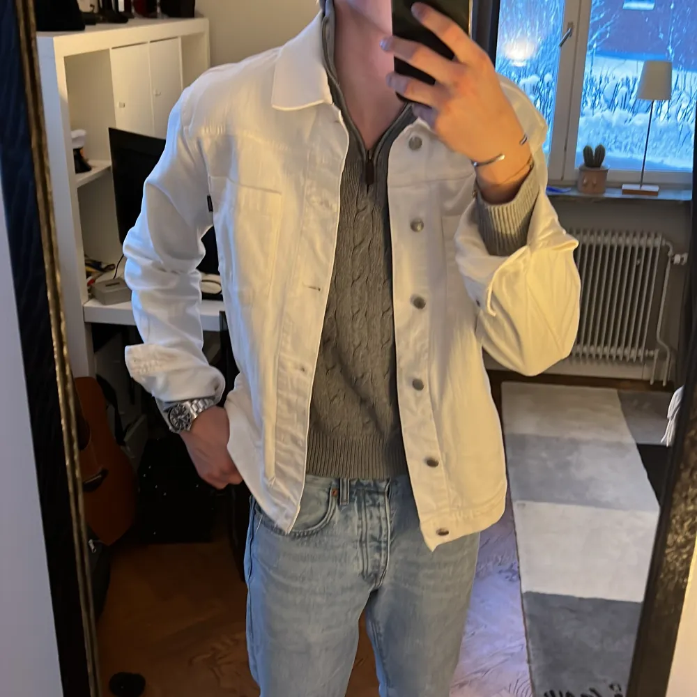 Gant Jeansovershirt i storlek L sitter lite lite större än M. Köpt för 2399kr förra säsongen. Knappt använd. Aldrig tvättad. Fin crémevit färg till sommaren. Säljs pga att den inte är min stil längre. Tänker 200 för den. Skriv vid fundering!. Takit.