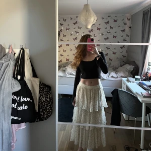 Prickig långkjol - En prickig långkjol från Gina använd 1-2 gånger. Tvättad en gång. Finns inga synliga spår av användning. Vill du ha fler bilder,fråga. Pris kan diskuteras 