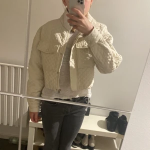 Vårjacka  - Fin vårjacka från bershka köptes förra sommaren utomlands ❤️ väldigt fint skick ❤️ original pris 350kr men säljer för 240kr pristet kan diskuteras 👍🏼❤️ använda ungefär 2-3 gånger❤️