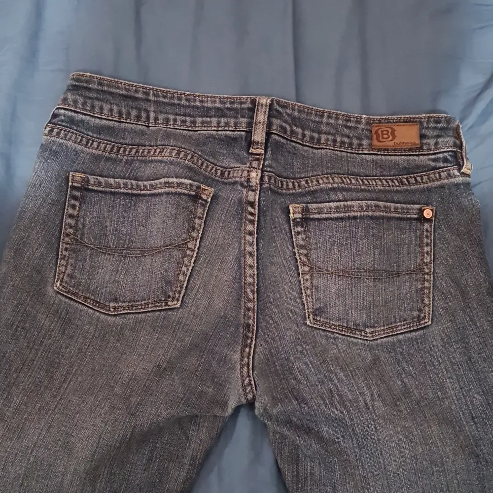 Lågmidjade bootcut jeans, säljs då de är för stora för mig i midjan. Jeans & Byxor.