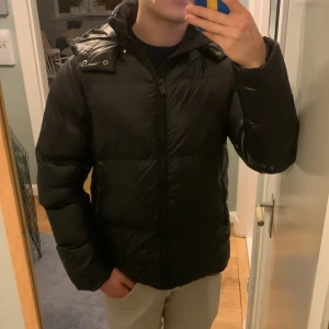 Dunjacka - Säljer min dunjacka då den sällan kommer till användning längre. Har använt den en del men tagit hand om den völdigt bra så de finns inga repor, hål, fläckar eller någon annan defekt. Skriv vid frågor💪