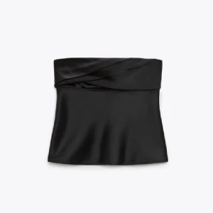 Tubtopp Zara - Säljer denna tubtoppen från zara, köptes på plick och har använts en gång av mig. Supersöt men tyvärr för liten för mig, säljs inte längre på hemsidan. Andra bilden är lånad 🫶🫶