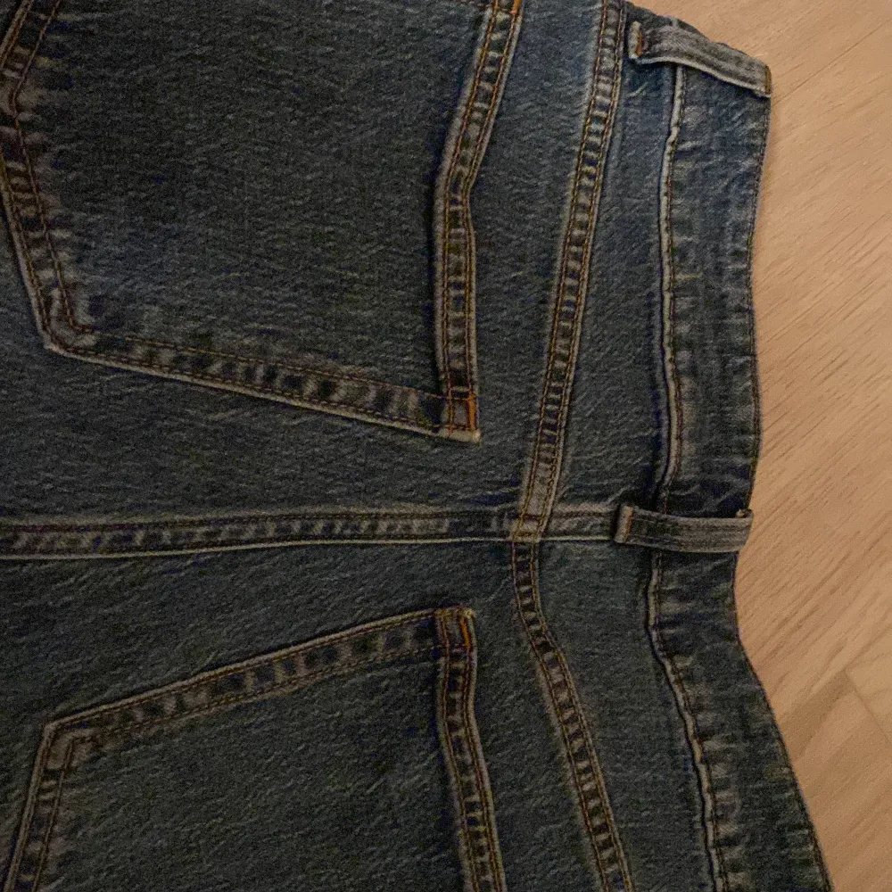 Blåa jeans från H&M i strlk 38, ⚠️Inte jätte baggy och i använt skick🫶 Använder mig inte av ”köp nu” funktionen, om du är intresserad kontakta mig❤️ . Jeans & Byxor.
