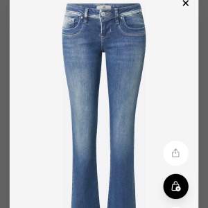 ❗️❗️Finns kvar för att hon som vann ej svarar,så nu är det först till kvarn❗️❗️ Lågmidjade bootcut jeans från LTB i modellen valerie. Jeansen är i storleken w26/l36 men dom är ganska stretchiga så passar oxå upp till 2 storlekar större!
