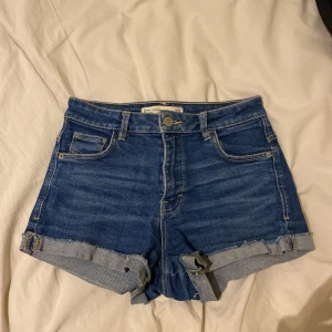 Lågmidjade shorts  - Jag säljer dessa typ lågmidjade short från zara. Man kan göra dom till lite vad man vill men dom är typ mid Rise så det går bra att göra de till lågmidjade me💞