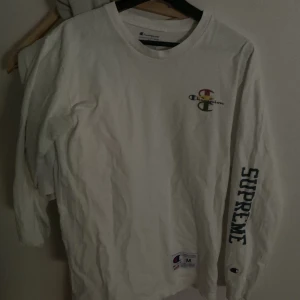 Supreme x Champion  - Säljer den för att den är för liten. Den är äkta. 