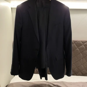 Kostym till salu - Använt 2 gånger så inte sliten alls. Storlek på kavaj 46 och storlek på byxor 38