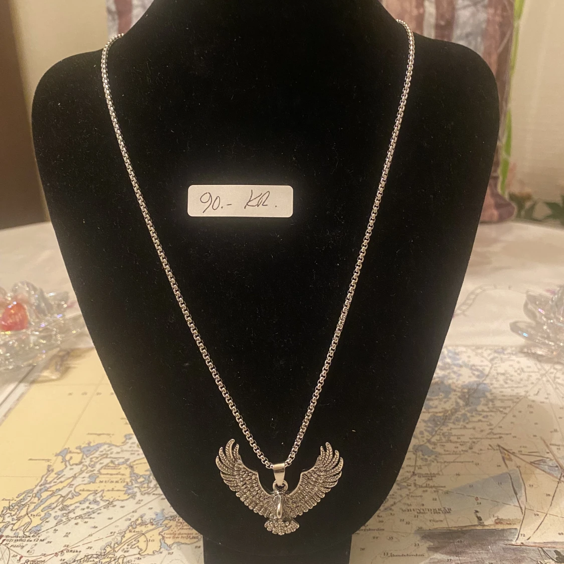 Halsband med örn hänge