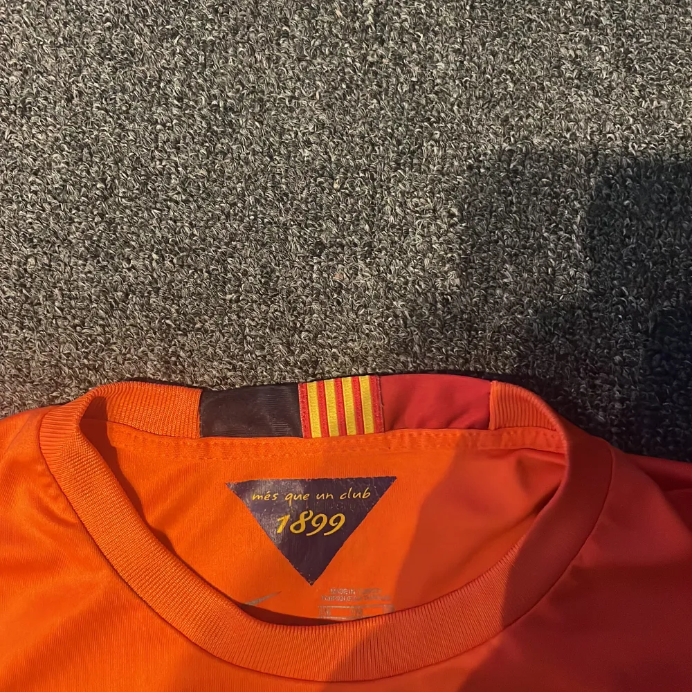 Jag säljer min Fc Barcelona tröja som va bärd säsongen 14/15. Änvänds inte längre eftersom liten i storleken men är i toppskick. Luis Suarez på ryggen som va en topp spelare för Barça där han vann trippeln. Köparen står för frakten! . T-shirts.
