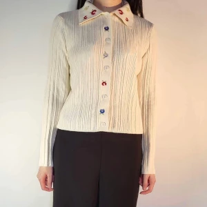 stickad tröja med broderidetaljer från Asos - jättefin stickad tröja med broderade blommor på kragen och längst knapparna i storlek 38. möter ej upp, postar enbart 🌸