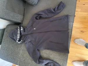 Peak performance hoddie  - Knappt använd så är som ny. Storlek är m