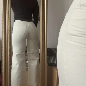 Vita Jeans - Vida vita jeans, ett par favoriter somnblivit för små 🤍 sitter något tight på bilderna 
