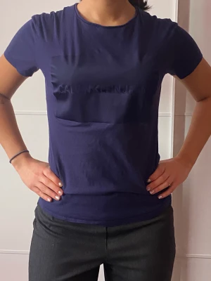 Calvin Klein t-shirt - Kör på johnells, storlek xs
