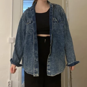Jeansjacka  - Tunn jeansjacka 💕💕 det är fejk Levis. 