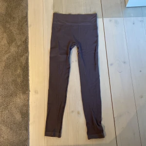 Gympa byxor ❤️ - Grå superfina gympa byxor från HM❤️Jag säljer de för att jag aldrig använder de, och så har de inga fläckar på sig💗⭐️