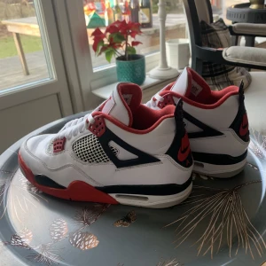 Air jordan 4 fire reds 2020 retro - Ett par jordan 4 fire reds 2020 retro köpta i new york och därmed har jag inte boxen kvar. De är använda och lite creesade men ser fortfarande väldigt bra ut, pris kan diskuteras. Kom privat för mer information och mer bilder