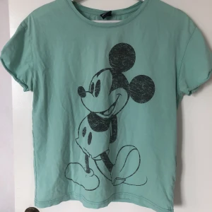 Musse pigg T-shirt  - Pastell grön m sliter musse pigg tryck