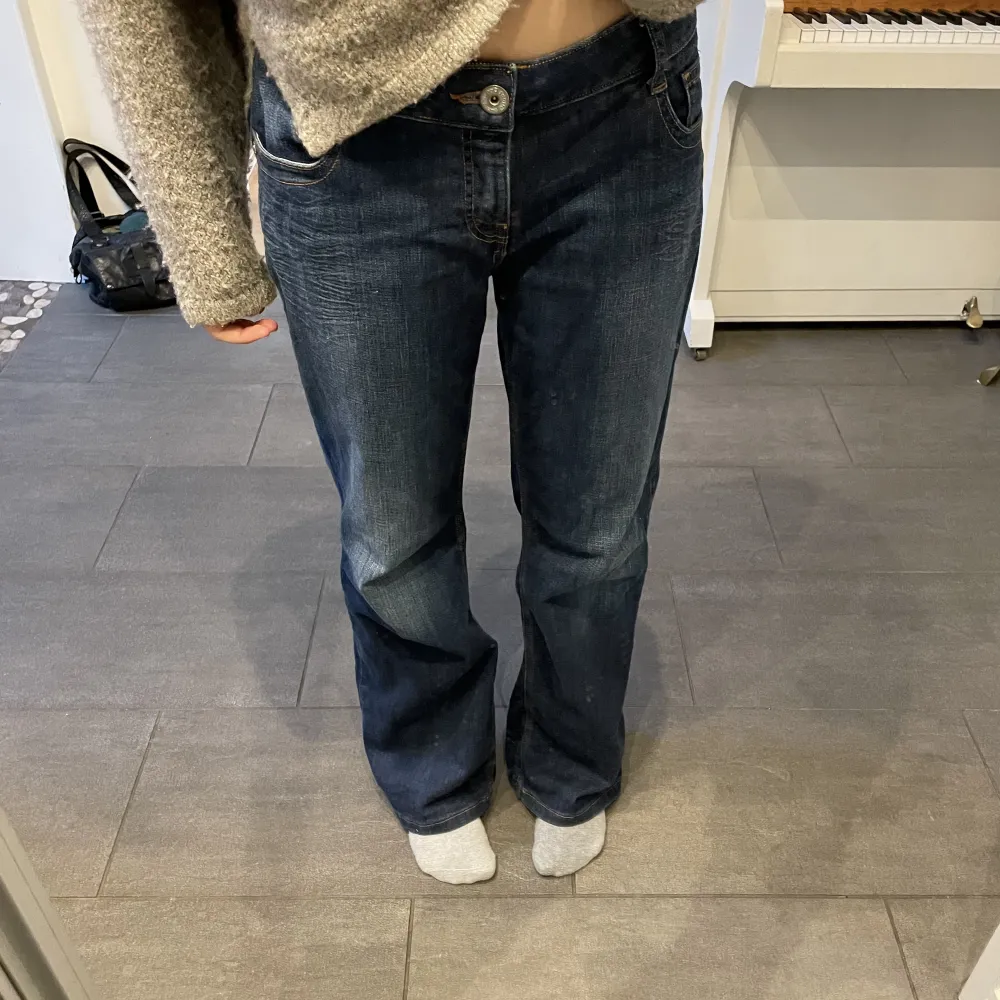 Ett par favvisar som jag tyvärr måste sälja 😩😩Dessa jeans är köpta på sellpy och har sytt in dem lite i midjan. Jag är en storlek 36 och 176 cm lång och passar mig perfekt. Hör av er för mer info! 💓. Jeans & Byxor.