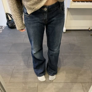 Blåa jeans  - Ett par favvisar som jag tyvärr måste sälja 😩😩Dessa jeans är köpta på sellpy och har sytt in dem lite i midjan. Jag är en storlek 36 och 176 cm lång och passar mig perfekt. Hör av er för mer info! 💓