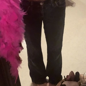 Levi’s jeans - Jätte fina lågmidjads Levis jeans som är utsvängda, dom har en liten slitning på ena sidan men det syns inte så mycket ❤️