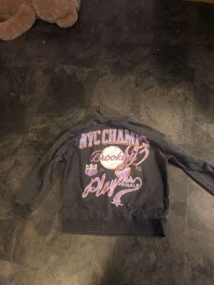 ”NYC CHAMP” TJÖCKTRÖJA - en fin tjocktröja i helt okej skick. 