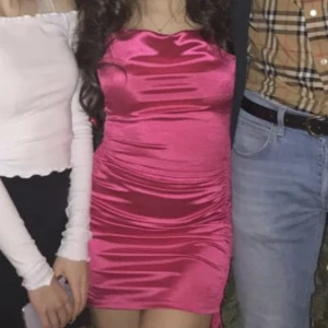 neonrosa klänning  - säljer min vackra neonrosa klänning som jag köpte på h&m! har endast använt den ett fåtal gånger inför speciella occasions ❤️ frakt tillkommer! passar xxs-s