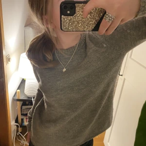 Stickad tröja - Säljer min superfina gråa tröja🤩 Lite nopprig men inget man märker💘 Stl är XS