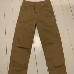 CARHARTT ARMANDA PANT  - Nyskick, väldigt sparsamt använda. Strl 28 - typ 30/31  