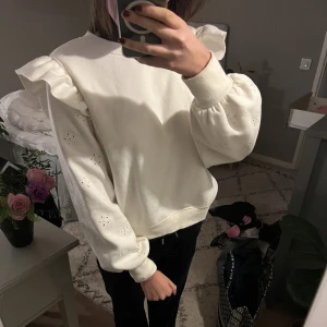 Otherstories tröja - Så himla söt och fin tröja med volang ärmar från Otherstories med så himla fina detaljer. Passar verkligen till allt 🥰