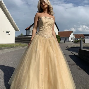 Balklänning  - Lägger ut min balklänning igen! Världens finaste balklänning nånsin!!! Köpt i usa, specialdesignad! Köpt för ca 10 000! 🫶🏻 jag är 158 lång men skulle passa någon upp till 175 då den är ganska lång! Jag har vanligtvis XS/S, har D kupa! Skriv för fler mått🫶🏻