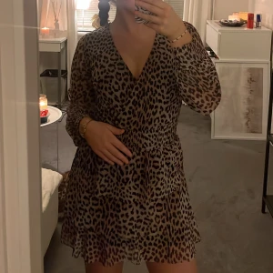 Klänning - En fin leopard klänning. Bekväm och bra skick. Använd en gång. Pris kan diskuteras.👍