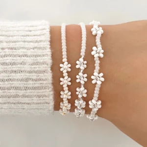 Ellie & Linnea Armband - Handgjorda pärlarmband, swipa för att se namnen + priserna! Fri frakt inom hela Sverige. Köp via Instagram DM: hn.smycken. 🫶🏻🧡
