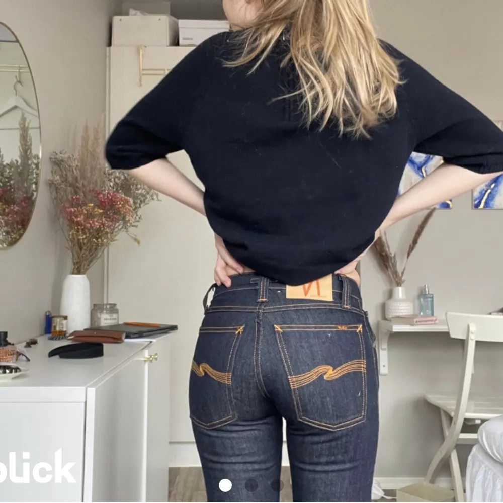 !Lånad bild! Köpte dessa skit snygga lågmidjade jeans från tjejen på bilden men det var tyvärr för små! Skriv för mer bilder/ frågor!💕. Jeans & Byxor.