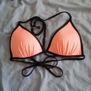 Bikini överdel - Den är använd men den är fortfarande i bra skick. 