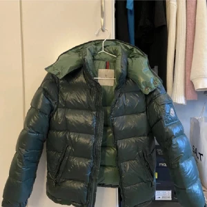 Byte moncler - Tänkte kolla om nån är intresserad av att byta moncler jacka (endast äkta). Använt men fint skick skulle jag säga, dock är grejen man drar dragkedjan med av men går lätt att fixa, skulle ev kunna lösa innan byte. Storlek 0 eller en större barnstorlek
