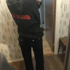 Asnygg hoodie!! - Cool hoodie som jag köpte för 350kr för ett tag sen! Säljer pga att jag inte använder den💕💕 Säljer för mycket billigare än original priset!! Pris kan diskuteras❤️❤️ Det är Billie eilish på bilden👍❤️
